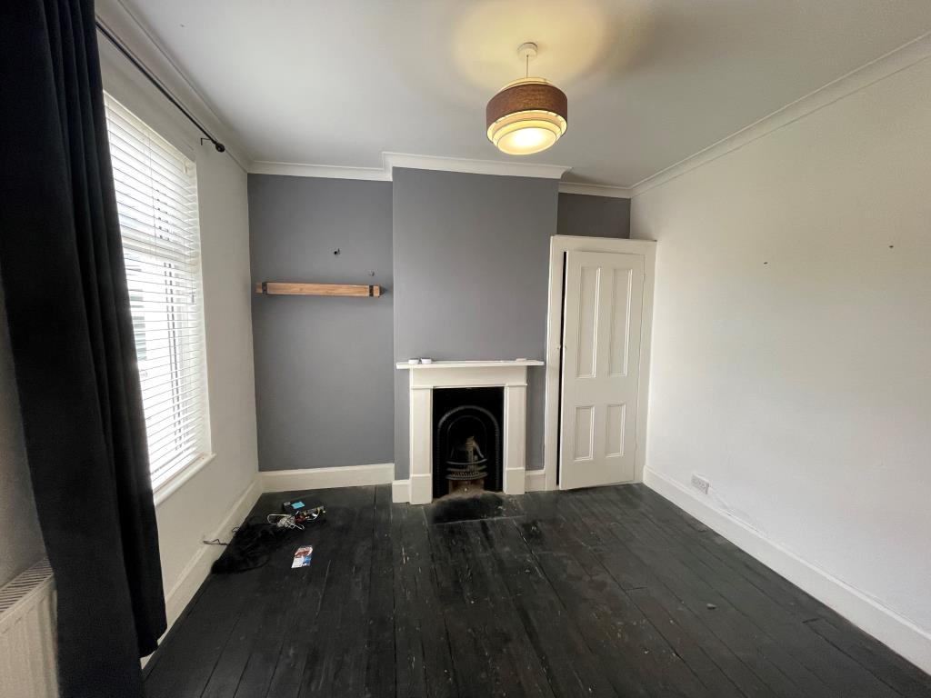 Lot: 152 - TWO-BEDROOM MID-TERRACE HOUSE - Bedroom to rear